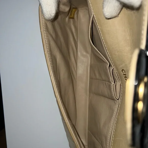 CHANEL Quilted Beige and Black Shoulder Bag - Picture 4 of 15